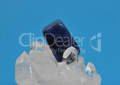 Sodalith auf Bergkristall