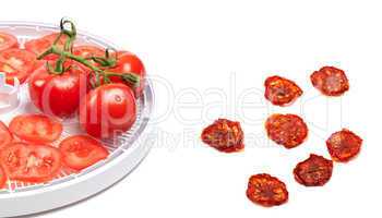 Raw tomato prepared to dehydrated and dried slices