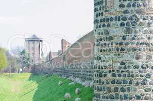 Mittelalterlichen Stadtmauer mit Scharfen