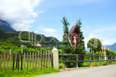 überdachtes Holzkreuz in Missian