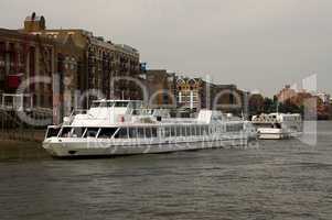 Rundfahrt in London mit einem Flussschiff auf der Themese