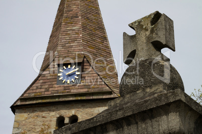 Kirche und Denkmal in Fuhlen