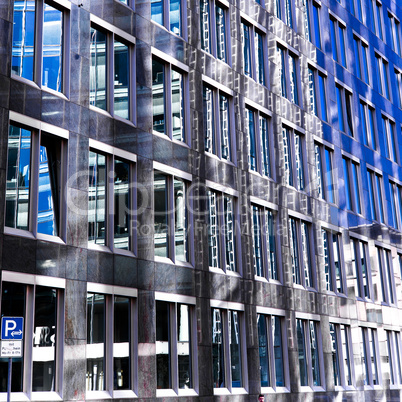 Fassade eines modernen Bürohochhauses in Frankfurt am Main, Deu