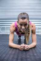 A muscular woman on a plank position