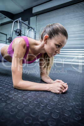 A muscular woman on a plank position
