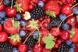 Beeren Früchte Hintergrund mit Erdbeeren, Himbeeren und Kirsche
