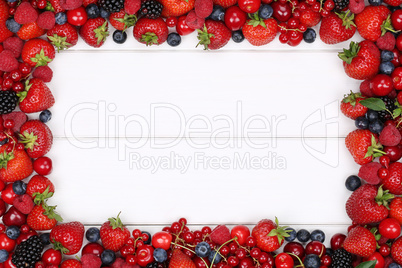 Beeren Früchte Rahmen mit Erdbeeren, Himbeeren, Kirschen und Te