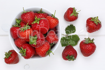 Erdbeeren Beeren Früchte in Schüssel von oben