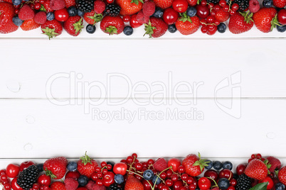 Beeren Früchte Rahmen mit Erdbeeren, Blaubeeren, Kirschen und T