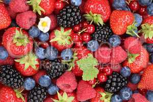 Beeren Früchte Hintergrund mit Erdbeeren, Himbeeren und Brombee