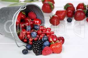 Beeren Früchte im Eimer mit Erdbeeren, Himbeeren, Kirschen