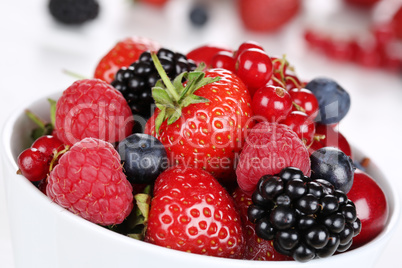 Nahaufnahme Beeren Früchte in Schüssel mit Erdbeeren, Himbeere