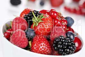 Nahaufnahme Beeren Früchte in Schüssel mit Erdbeeren, Himbeere