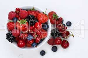 Beeren Früchte Mix in Schüssel mit Erdbeeren, Himbeeren und Ki