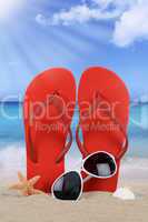 Strandszene mit Flip Flops, Sonnenbrille im Sommer Urlaub