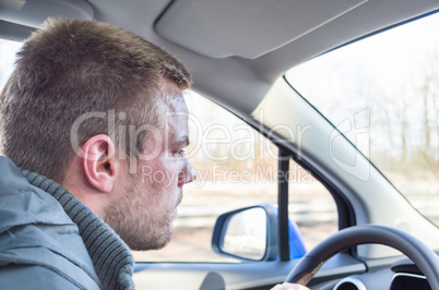 Junger Mann fährt ein Auto