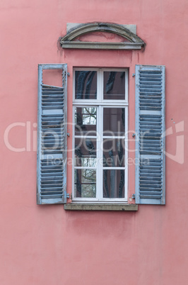 Altes Fenster mit Holzfensterläden