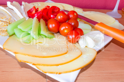 Käseplatte mit Früchten