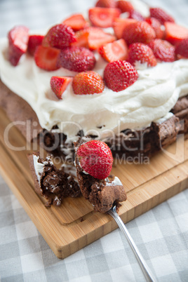 Brownie mit Sahne und Beeren