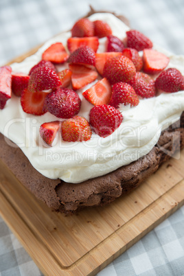 Brownie mit Sahne und Beeren