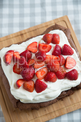 Brownie mit Sahne und Beeren