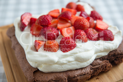 Brownie mit Sahne und Beeren