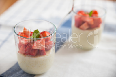 Vanille Quinoa Pudding mit Erdbeeren