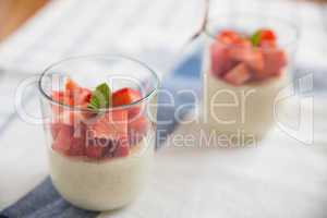 Vanille Quinoa Pudding mit Erdbeeren