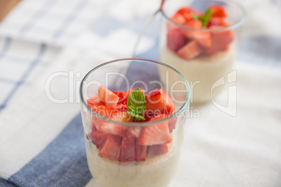 Vanille Quinoa Pudding mit Erdbeeren