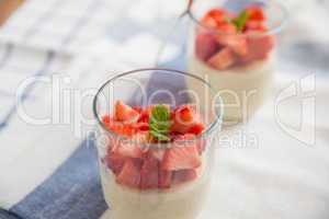 Vanille Quinoa Pudding mit Erdbeeren