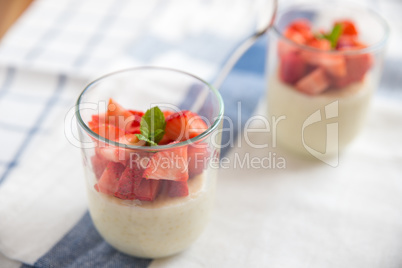 Vanille Quinoa Pudding mit Erdbeeren