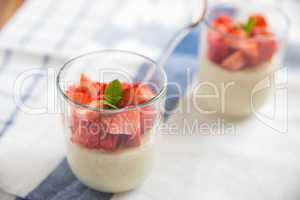 Vanille Quinoa Pudding mit Erdbeeren