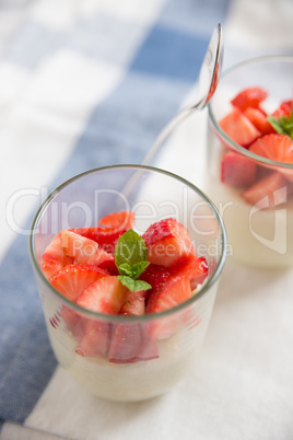 Vanille Quinoa Pudding mit Erdbeeren