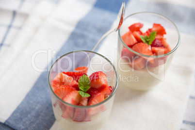 Vanille Quinoa Pudding mit Erdbeeren