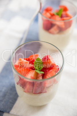 Vanille Quinoa Pudding mit Erdbeeren