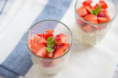 Vanille Quinoa Pudding mit Erdbeeren