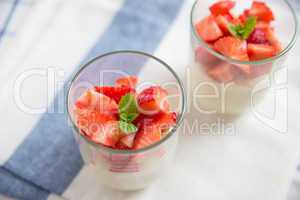 Vanille Quinoa Pudding mit Erdbeeren