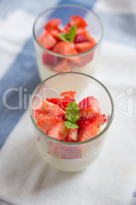 Vanille Quinoa Pudding mit Erdbeeren