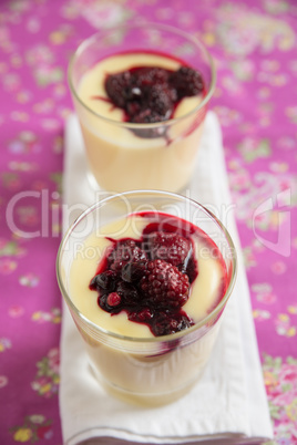 Vanillepudding mit Beerenkompott