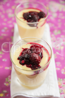 Vanillepudding mit Beerenkompott