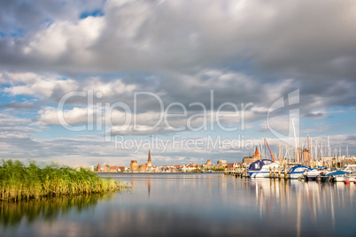 Blick über die Warnow auf Rostock