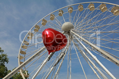 Riesenrad und Luftballon