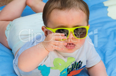 Baby mit Sonnenbrille