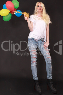 Junge Frau mit Luftballone in der Hand