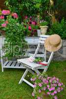 Stuhl im Garten mit Blumen