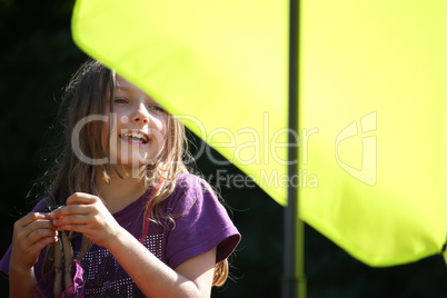 Kind und Sonnenschirm