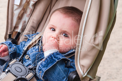 Kleines Kind, Baby  im Kinderwagen