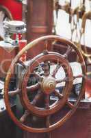 Steuerrad auf einem alten Segelschiff in Kiel, Deutschland