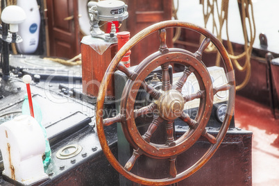 Steuerrad auf einem alten Segelschiff in Kiel, Deutschland