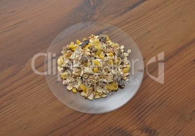 Glasteller mit Muesli